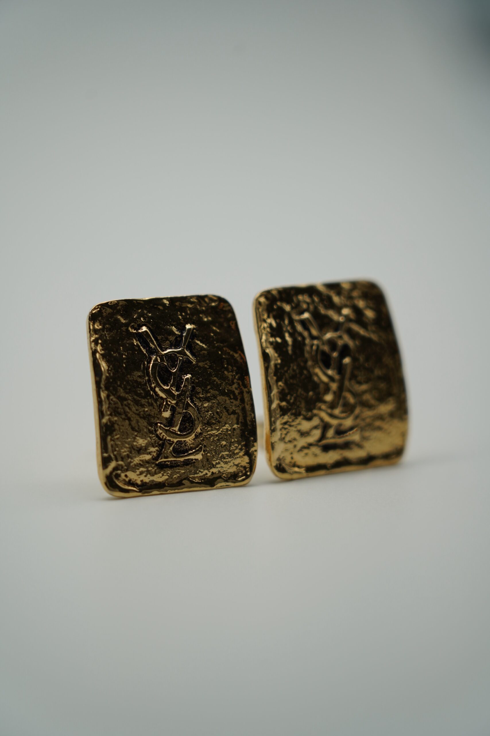 Spektakularne klipsy z logo YSL - obrazek 4