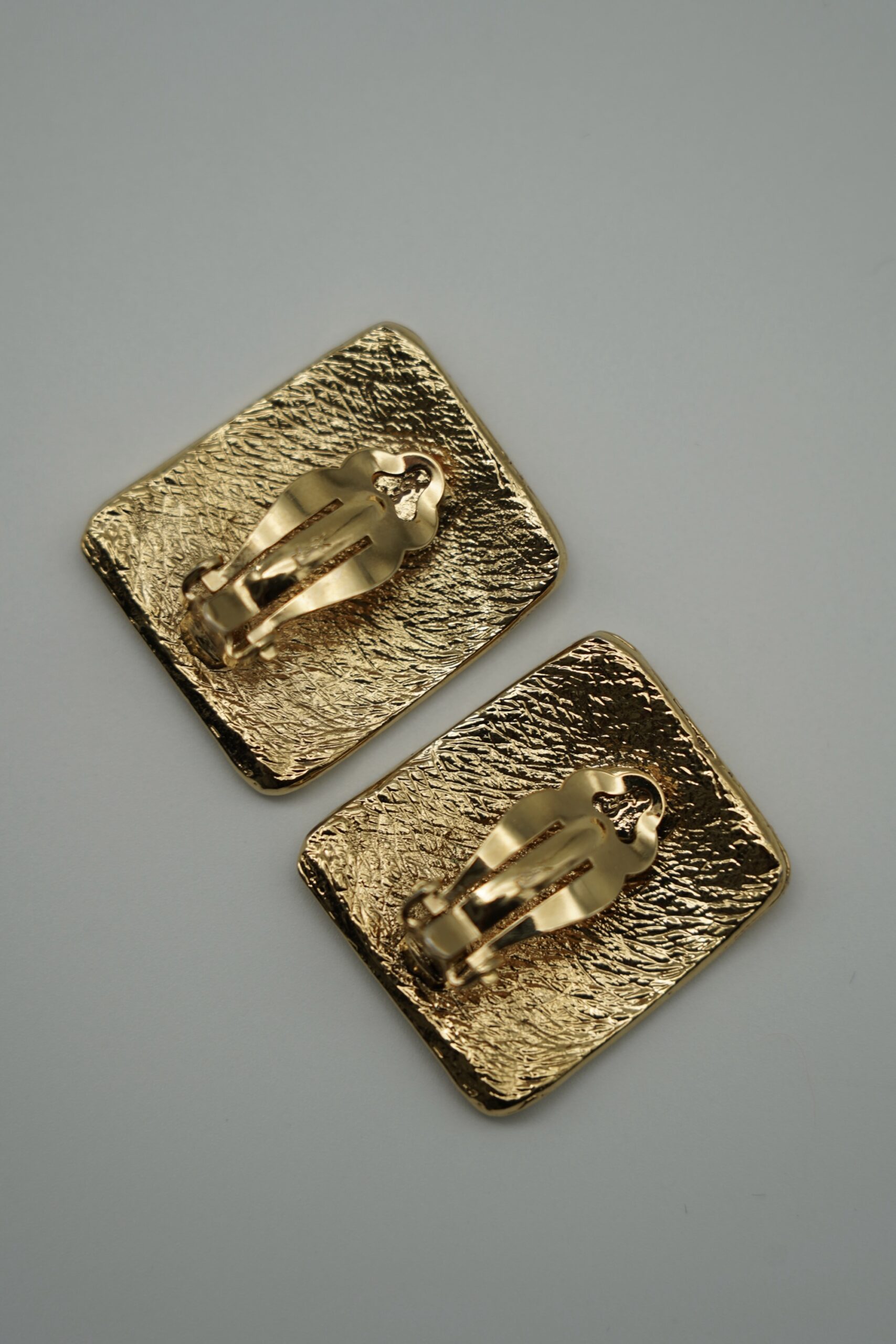Spektakularne klipsy z logo YSL - obrazek 5