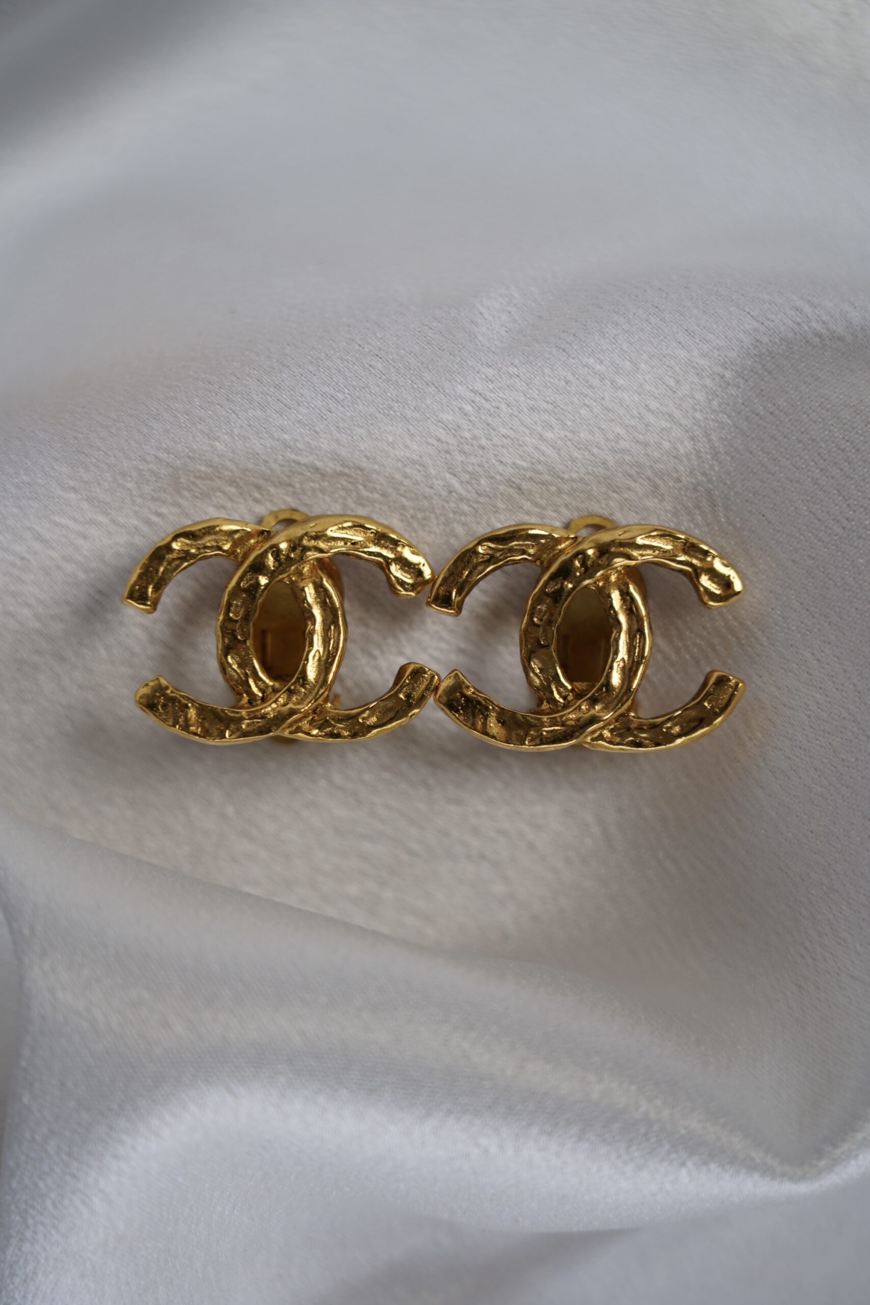 Klipsy Chanel CC młotkowane