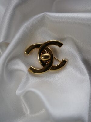 Broszka Chanel CC Turnlock