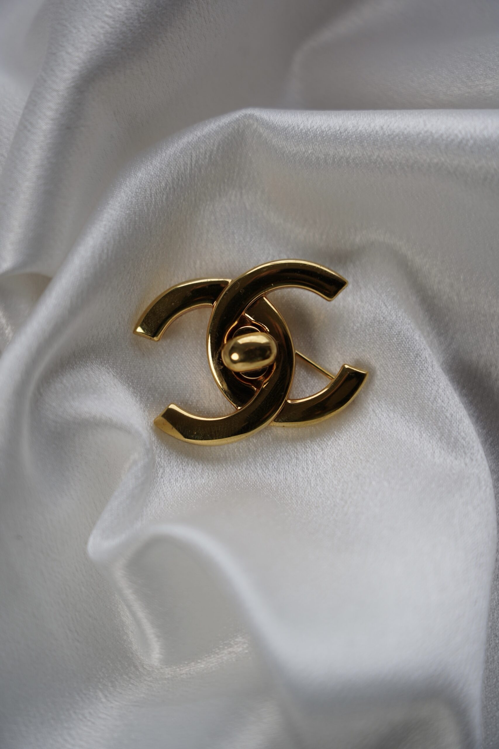 Broszka Chanel CC Turnlock