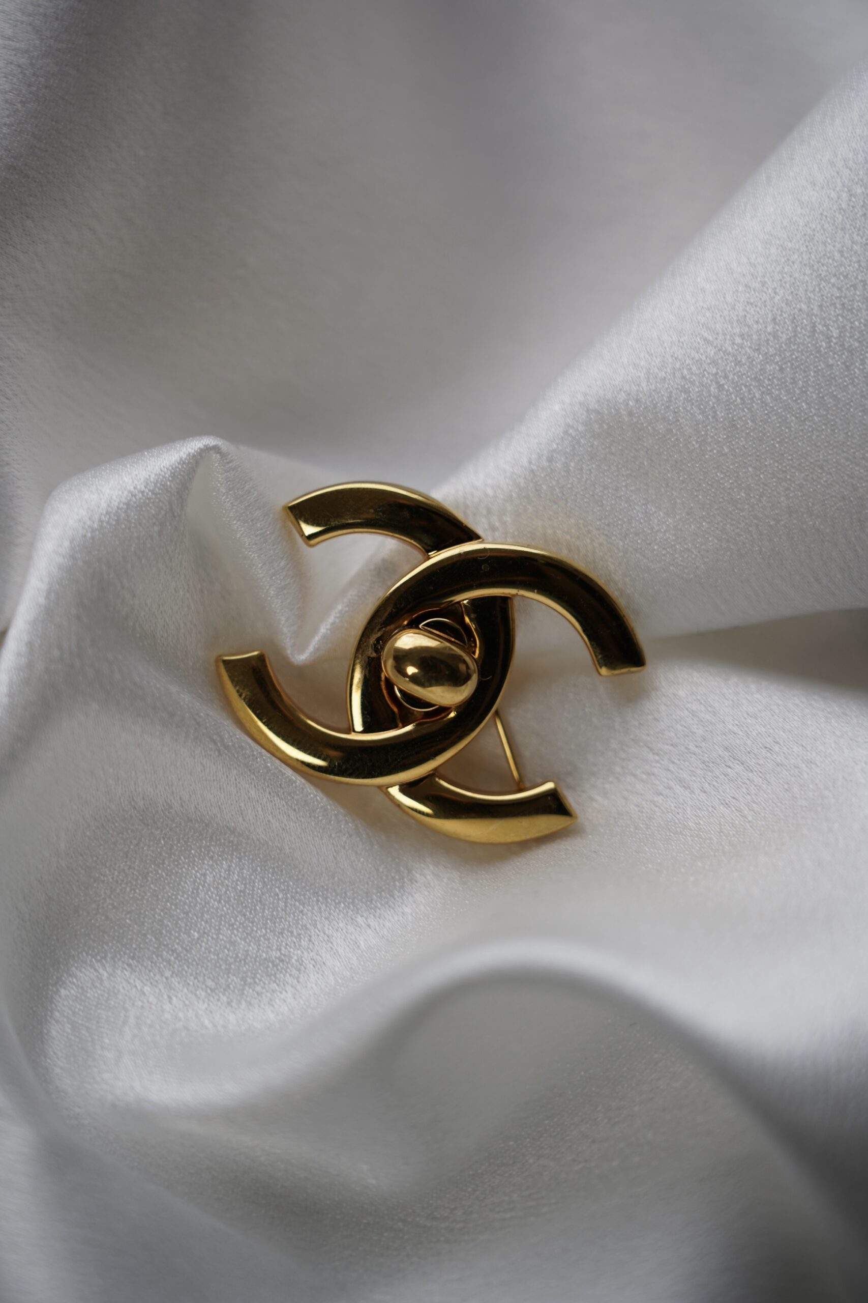Broszka Chanel CC Turnlock - obrazek 3