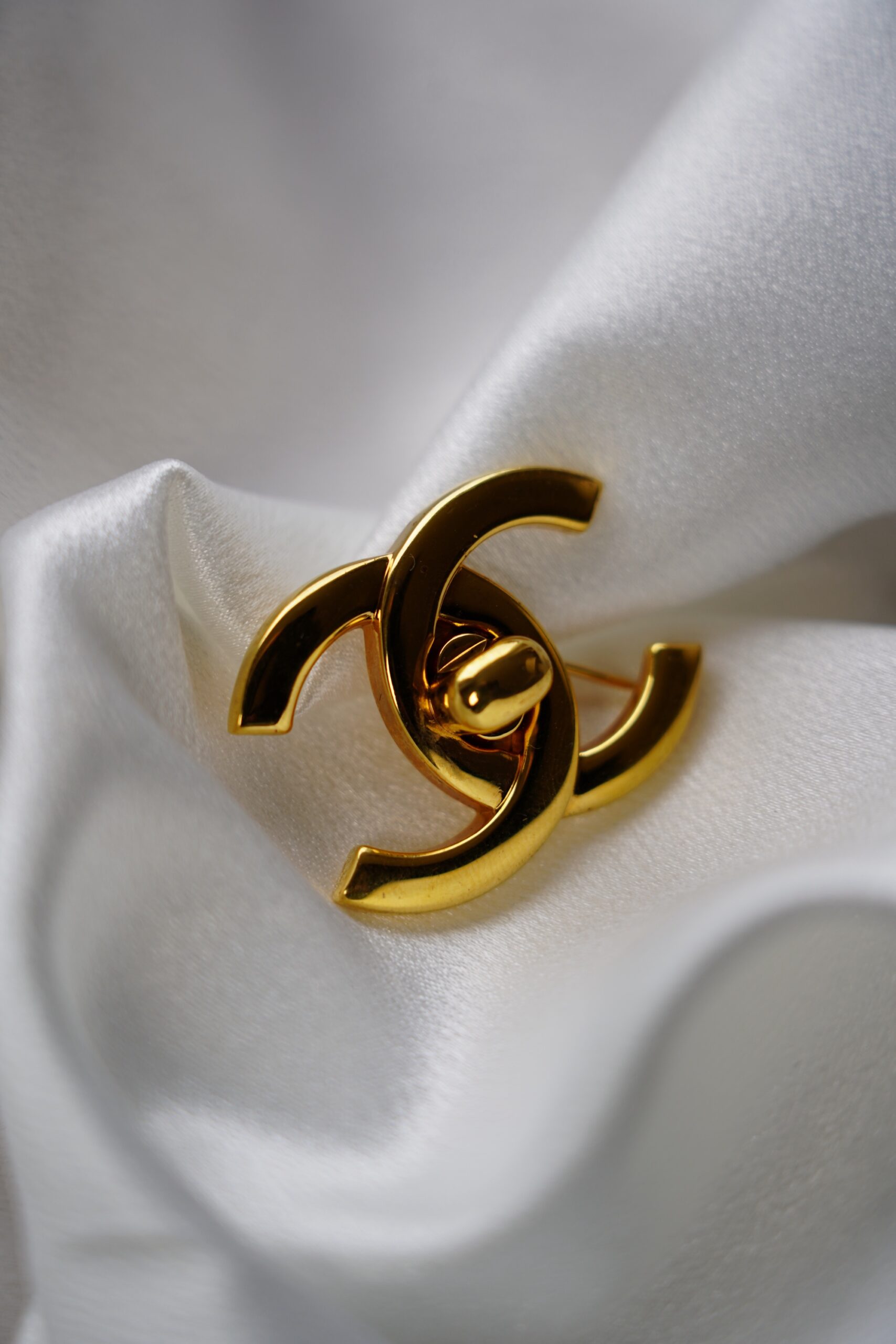 Broszka Chanel CC Turnlock - obrazek 4
