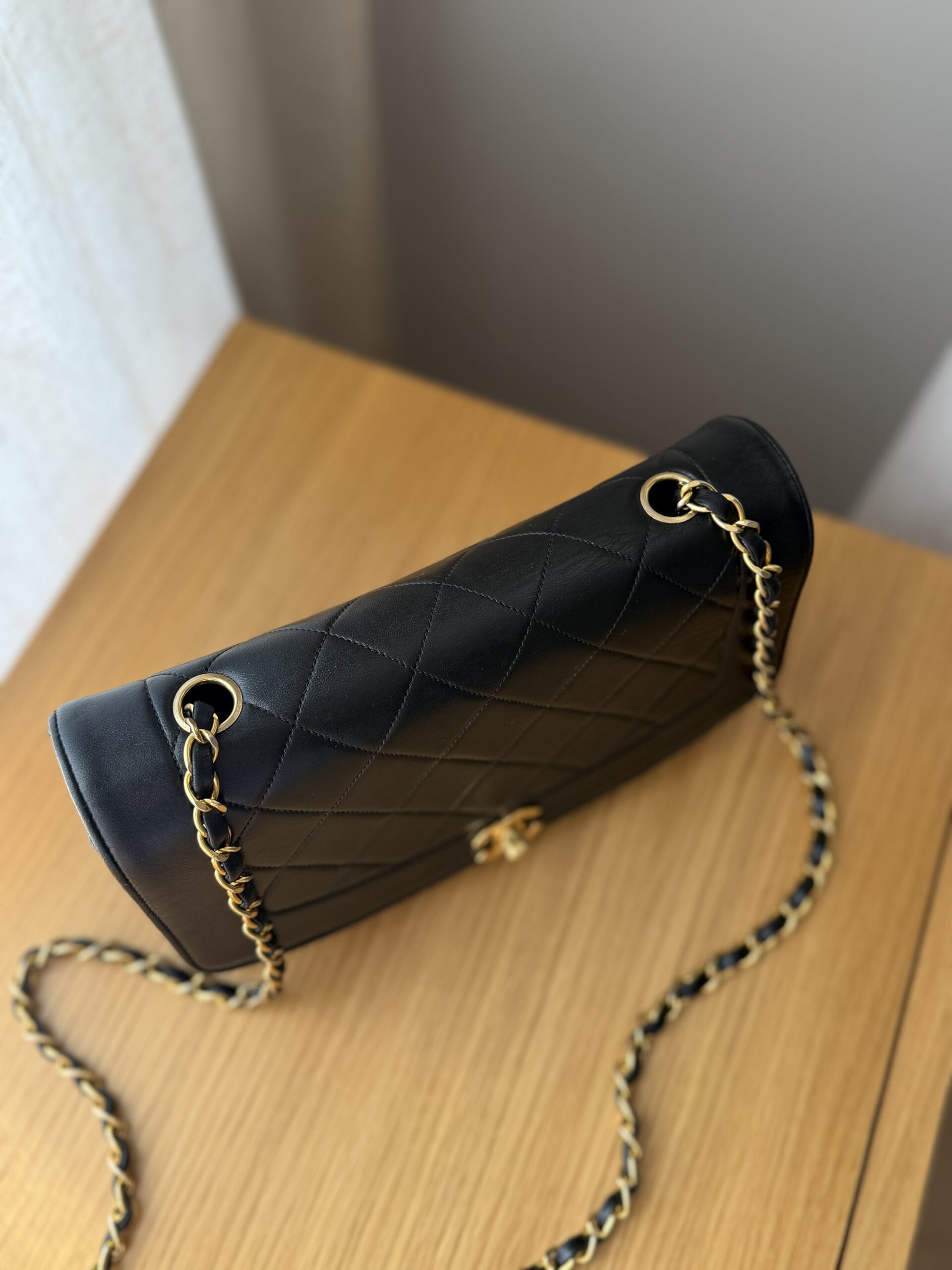 Chanel Medium Flap Diana - obrazek 11
