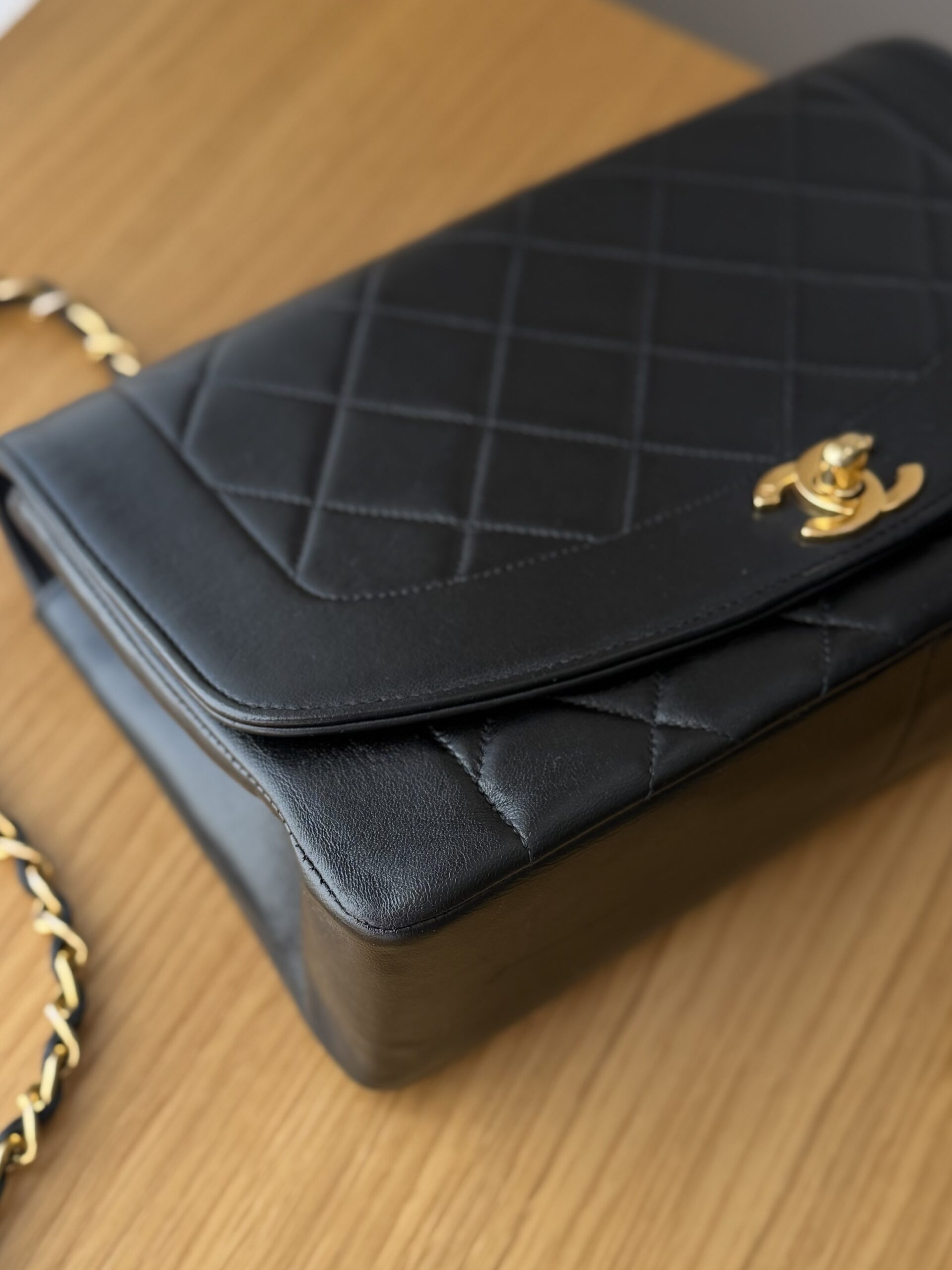 Chanel Medium Flap Diana - obrazek 17