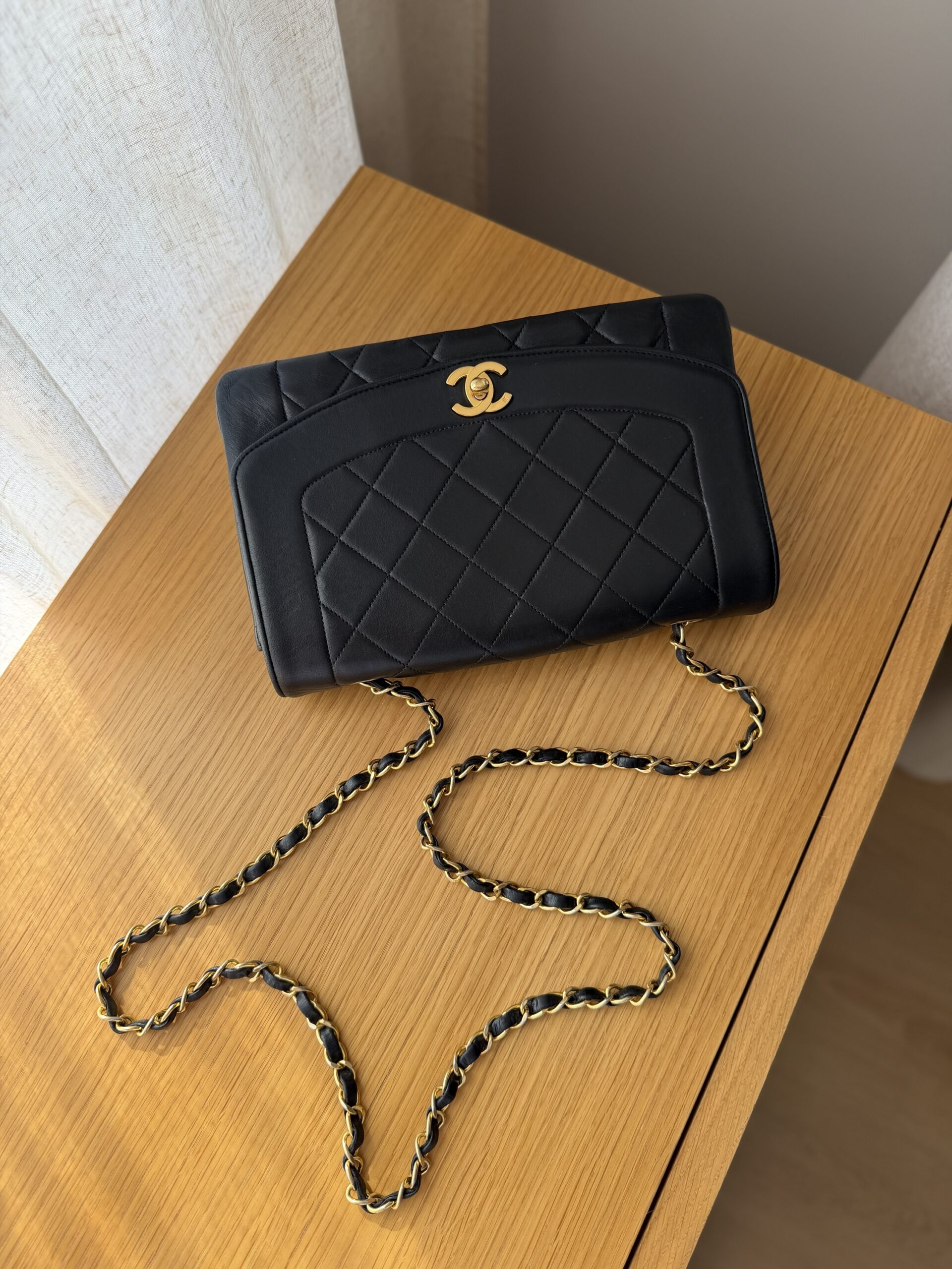Chanel Medium Flap Diana - obrazek 21
