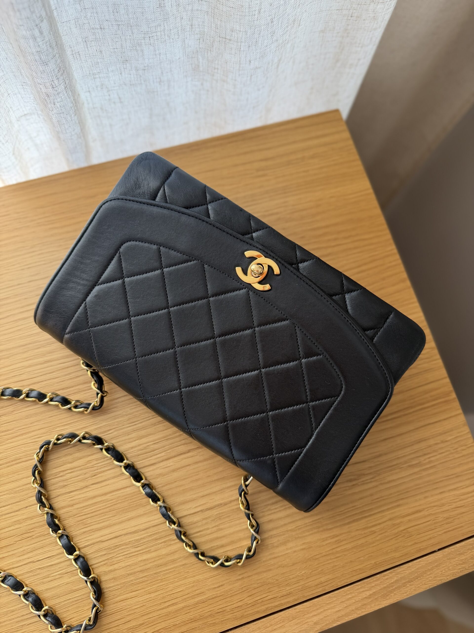 Chanel Medium Flap Diana - obrazek 22