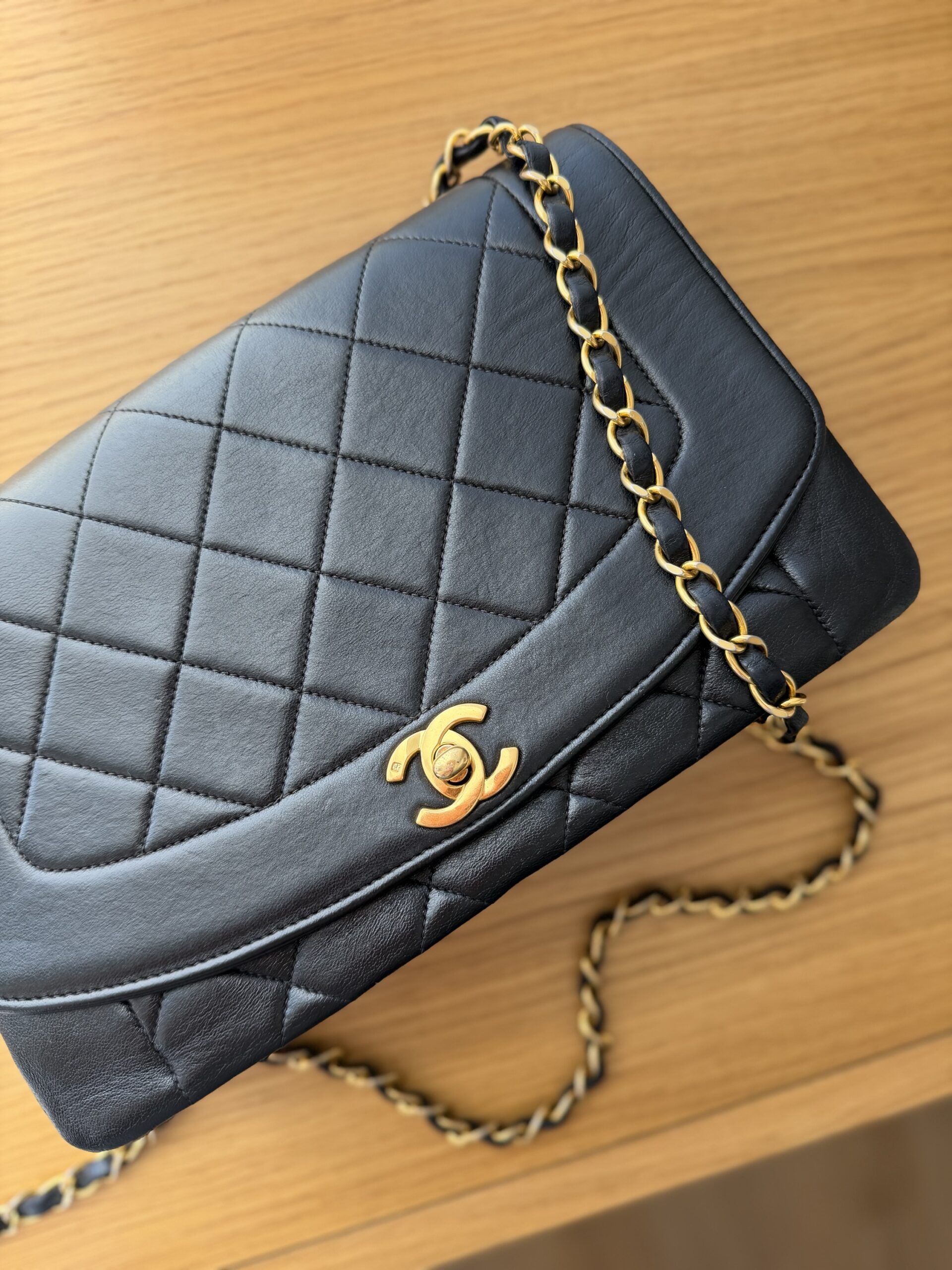 Chanel Medium Flap Diana - obrazek 23