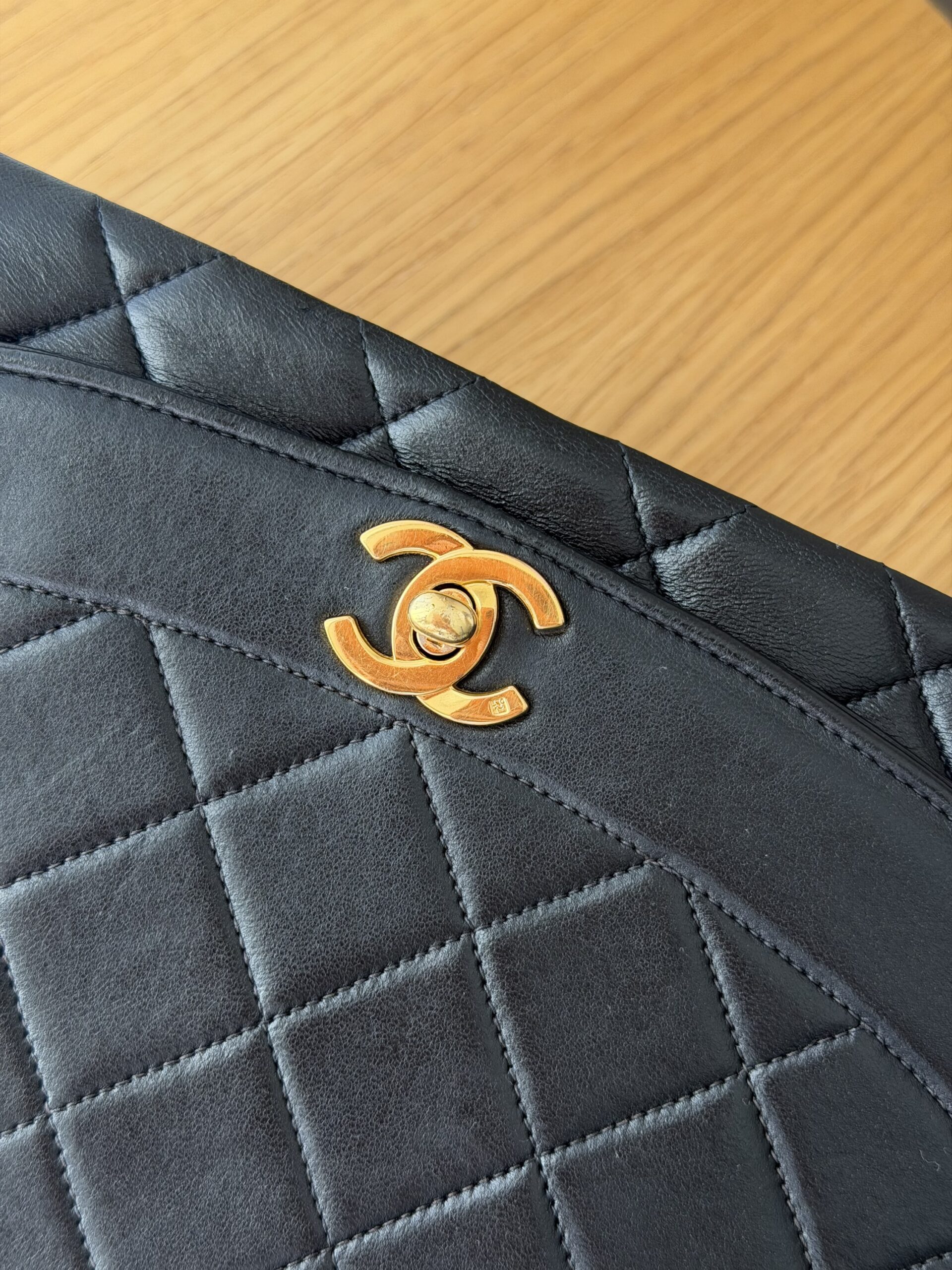 Chanel Medium Flap Diana - obrazek 24