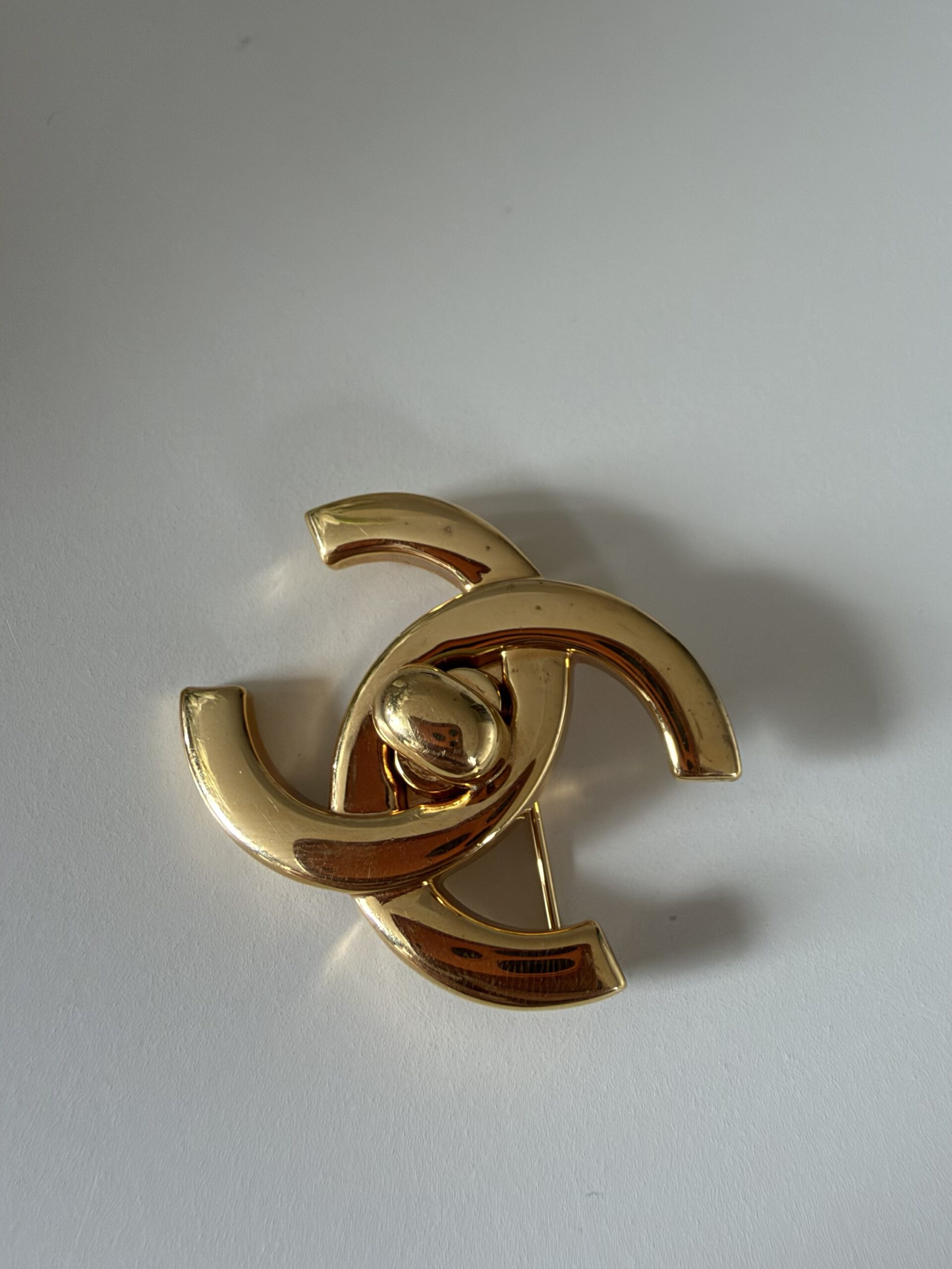 Broszka Chanel CC Turnlock - obrazek 6